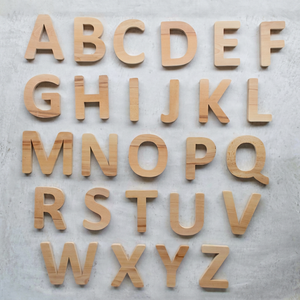Letras del Alfabeto Cuadradas Modernas Hechas a Mano de Madera de Haya Maciza Ecológica de la A a la Z para Decoración del Hogar, Manualidades y Niños, Duraderas - Product Image 1