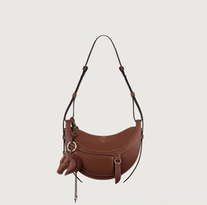 Nuova <span class=keywords><strong>Borsa</strong></span> a Mezzaluna in Vera Pelle con Chiusura a Cerniera, <span class=keywords><strong>Edizione</strong></span> <span class=keywords><strong>Limitata</strong></span> Anno Cavallo 2026, Minimalista ed Elegante per Donne - Product Image 1