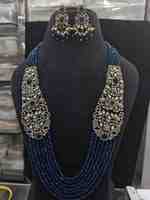 Parure de bijoux de mariage indienne de luxe en laiton plaqué or 14 carats de haute qualité avec collier long de perles et boucles d'oreilles, tendance pour le quotidien