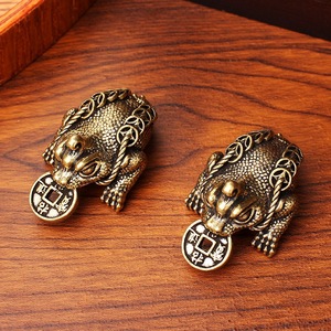 1 pièce d'ornement en forme <span class=keywords><strong>de</strong></span> crapaud doré en laiton antique, petite figurine en cuivre vieilli - Product Image 1