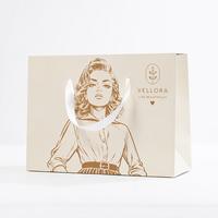 Sac en papier crépon sophistiqué avec illustration vintage et logo doré estampé à chaud pour boutique de mode de luxe