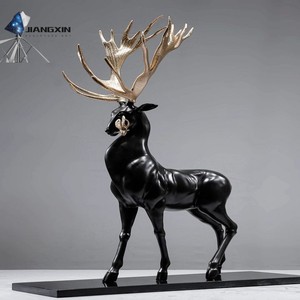 تمثال الأيل ذو القرنين الذهبي-تمثال فاخر من الألياف الزجاجية السوداء مع قرون مذهبة وبزخارف للوجه - Product Image 1