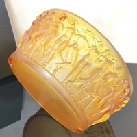 Bol en verre cristal ambré sculpté à la main avec relief Bacchantes, bol en verre artistique de luxe français pour décoration intérieure haut de gamme