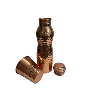 Botella de agua de cobre con textura martillada y tapa, recipiente para bebidas deportivas, portátil para viajes, diseño tradicional. - Product Image 3