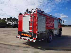 Camions de lutte contre les incendies 4x4 à 6 roues de marque chinoise renommée, capacité de réservoir d'eau de 5 m³, camion de pompiers d'aéroport pour la lutte contre les accidents, à vendre - Product Image 5