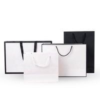 Sacs de shopping en papier d'art noir mat de luxe pour magasins de vêtements, avec logo personnalisé et impression de marque privée