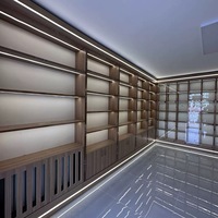Présentoir à vin lumineux en acier et bois pour bar commercial, réglable, durable, personnalisable, pour décoration de restaurant et vignoble