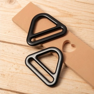 Hebilla Triangular de Aleación de Zinc con Anillo en D y Clip Giratorio para Correas de Mochila y Bolsas - Product Image 2