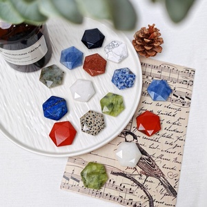 Vendita all'Ingrosso di Pietre Preziose Lucidate, Cristalli Intagliati Manualmente, Intagli di Esagrammi in <span class=keywords><strong>Diaspro</strong></span> <span class=keywords><strong>Rosso</strong></span> per Decorazione - Product Image 2