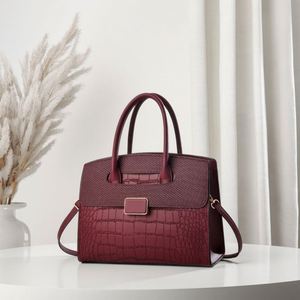 กระเป๋าถือผู้หญิงลายหนังจระเข้สไตล์ยุโรปอเมริกันสุดหรู ปี 2025  ขนาดใหญ่ จุของได้เยอะ  ทันสมัย สวยสง่า สะพายไหล่ได้ - Product Image 2