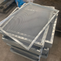 Industriële droger met aluminium frame voor gelijkmatige warmteverdeling bij de verwerking van wilde bessen, rozijnen en fruit in de hoogseizoenen.