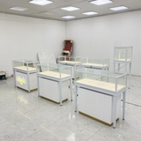 Ensemble de vitrines à bijoux blanches personnalisées avec éclairage LED et rangement pour magasin de détail