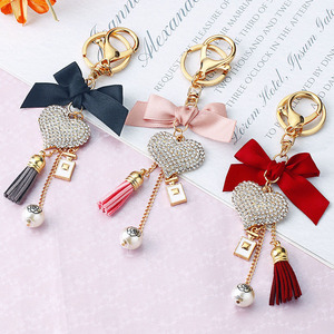Porte-clés Cœur en Cristal avec Nœud Rouge, Pompon et Breloque Perle – Accessoire de Luxe Tendance en Métal - Product Image 2