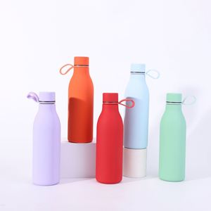 Botella de Agua Aislada al Vacío de Acero Inoxidable con Boca Estrecha, Resistente al Calor, con Recubrimiento de Goma y Funda de Silicona para Deportes - Product Image 5