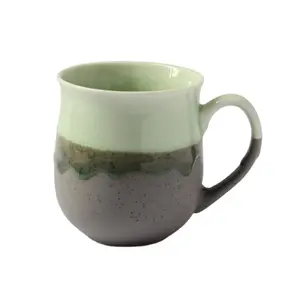 流行设计的裂纹釉料石器咖啡杯与未上釉的斑点底部活性滑稽杯子促销
