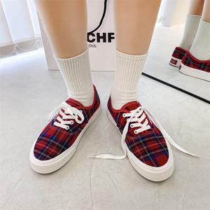 Chaussures en toile à carreaux rouges pour femmes, style coréen, adaptées à toutes les occasions, nouveau design tendance, chaussures pour femmes - Product Image 4