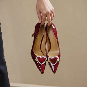 Xinzi รองเท้าส้นสูงสำหรับผู้หญิงขนาดใหญ่แบบออกแบบได้ตามต้องการรองเท้าส้นเตี้ยหนังแก้วฮาร์ดแวร์หัวใจลูกแมว - Product Image 1