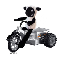 Tricycle télécommandé 2,4 GHz pour enfant avec mouton en peluche, véhicule de cascades, inclut télécommande, chargeur et câble USB