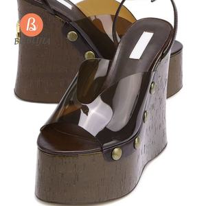 2024 женская обувь на платформе с пряжками женские прозрачные туфли-лодочки из ПВХ на высокой танкетке Босоножки под платье с металлическими заклепками - Product Image 2