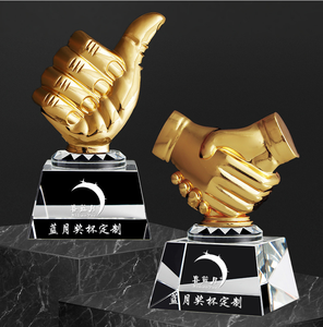 Trophée en cristal coloré à pouce en l'air, gravure personnalisée en gros, cadeau souvenir bon marché pour les enfants, compétition - Product Image 3