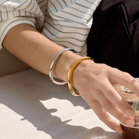Bracelet manchette minimaliste à ondes irrégulières pour femme, en acier inoxydable plaqué or 18 carats, étanche, empilable, bijou de mode