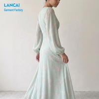 Fabricant de robes sur mesure OEM ODM Robe de soirée longue fluide à col en V profond et manches évasées à motif floral pour femmes, idéale pour demoiselles d'honneur