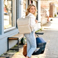 Sac à dos multifonctionnel pour bébé, idéal pour les sorties et le quotidien, avec double bandoulière et fixation pour poussette, porte-bouteille et matelas à langer.