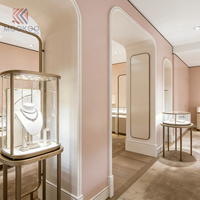 Vitrine de luxe pour bijoux avec éclairage LED, cadre doré sur mesure, verre trempé, qualité commerciale pour la vente au détail haut de gamme