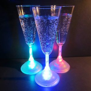 Flûtes de verres à <span class=keywords><strong>champagne</strong></span> <span class=keywords><strong>lumineuses</strong></span> à <span class=keywords><strong>LED</strong></span> de 7 oz pour la fête de mariage - Product Image 3