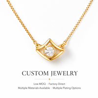 Collier pendentif personnalisé Mosen en acier inoxydable, breloque œil en cristal doré OEM pour un style streetwear.