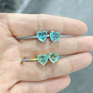 Boucles d'oreilles clous style brésilien en pierre fusion cœur 8 mm, plaqué or, avec gemme cœur Paraiba Teal, bijoux fantaisie en gros - Product Image 1