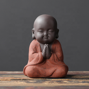 พระนักบวชตัวน้อยยิ้มหัวเราะ ขนาด 6.6*9.5 ซม. รูปปั้นพระพุทธรูปเซรามิก ของตกแต่งบ้าน งานฝีมือสำหรับพิธีชงชา ของเล่นเด็ก พระนักบวชตัวน้อยสำหรับตกแต่งชุดชงชา - Product Image 4
