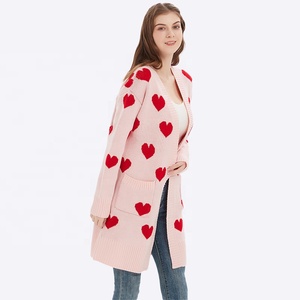 Vente en gros Pull cardigan long en tricot pour la Saint-<span class=keywords><strong>Valentin</strong></span> Coupe ample Col V Pulls pour femmes à motifs de cœurs pour la Saint-<span class=keywords><strong>Valentin</strong></span> - Product Image 1