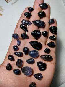 อิโอไลต์แกะสลักรูปทรงใบไม้ธรรมชาติ ทำด้วยมือ พร้อมการเปลี่ยนสีและการเคลือบแว็กซ์/น้ำมัน สำหรับทำเครื่องประดับ ผลิตภัณฑ์ขายส่ง - Product Image 2