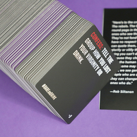 Adulte jouant contre le jeu de cartes Oser ou Boire Jeu de cartes avec impression personnalisée