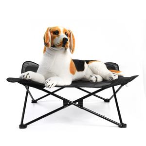 سرير للكلاب مطوي ومرتفع حديث التطوير للتخييم في الهواء الطلق أو في الأماكن المغلقة مع حقيبة للحمل - Product Image 1
