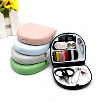 Mini kit de couture portable 100 % polyester teint résistant à l'abrasion – Boîte de voyage avec aiguilles et fils pour la couture de vêtements et la maison
