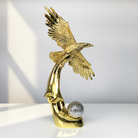Sculpture d'aigle en métal plaqué de haute qualité, aigle en vol avec balle de golf pour la décoration de bureau
