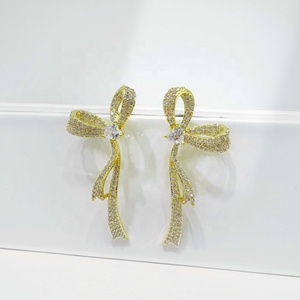 Pendientes de latón con diseño de mariposa para mujer, chapados en oro, con circonita, nudo de cobre, para uso diario y fiestas, precio de fábrica. - Product Image 3