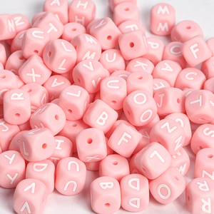 Perles d'alphabet en silicone PVC carrées de 12 mm, couleur rose, lettres anglaises, pour la fabrication de bracelets, colliers, porte-clés et bijoux. - Product Image 1