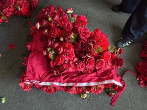 Fiore di alta qualità sfondo di nozze rosso bordeaux rose vero tocco rotolamento fino parete di fiori per la decorazione - Product Image 3