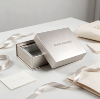 Boîte rigide personnalisée avec couvercle et base métallisés champagne, logo de marque en relief pour bijoux, montres et emballages cadeaux haut de gamme