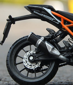 Bburago 1:18 Duke modelo de motocicleta Diecast juguete hecho de aleación de goma plástica de Zhejiang Unisex para edades 8-13 - Product Image 3