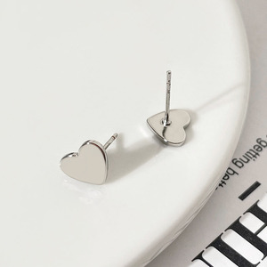 Vente en gros de boucles d'oreilles en forme de cœur simples et élégantes plaquées or 18 carats pour femmes - Product Image 3