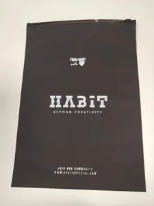 Матовый черный матовый пластиковый пакет на молнии для упаковки одежды