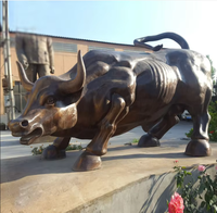 Grande sculpture extérieure de symbole de taureau de charge décorée par le public en bronze statue de taureau de Wall Street