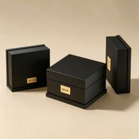 Boîte à parfum en bois noir brillant de luxe avec plaque métallique personnalisée, charnière dorée en velours pour emballage cadeau de marque de parfum ou d'huile essentielle