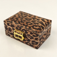 Boîte à bijoux en cuir PU à motif léopard avec miroir intégré, quincaillerie métallique, doublure en velours, boîte à bijoux portable pour emballage cadeau de marque