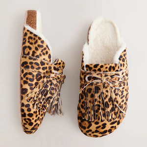 <span class=keywords><strong>Sabots</strong></span> léopard à franges pour femmes avec doublure en fausse fourrure, semelle en liège et soutien de la voûte plantaire en microfibre - Product Image 4