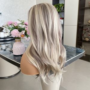 Peluca sintética sin pegamento con encaje frontal, rubia y castaña, de longitud media, lista para usar, con ondas sueltas y línea de cabello natural para mujeres blancas - Product Image 4